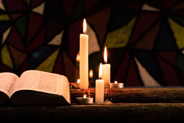 Crucifixo Bíblico Contas Com Uma Vela Uma Mesa Madeira Carvalho — Fotografia de Stock