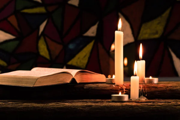 Crucifixo Bíblico Contas Com Uma Vela Uma Mesa Madeira Carvalho — Fotografia de Stock