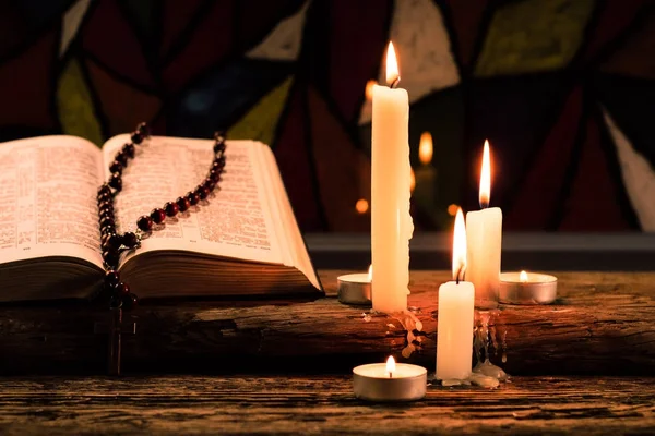 Crucifix Biblique Perles Avec Une Bougie Sur Une Vieille Table — Photo