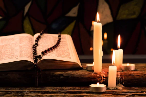 Crucifix Biblique Perles Avec Une Bougie Sur Une Vieille Table — Photo