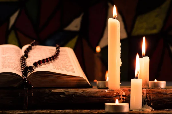 Bibelkruzifix Und Perlen Mit Kerze Auf Einem Alten Eichentisch Schöne — Stockfoto