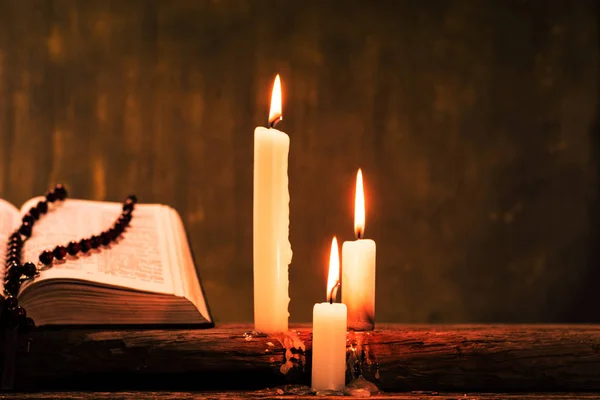 Αγία Γραφή Σταυρό Και Χάντρες Ένα Κερί Ένα Παλιό Δρύινο — Φωτογραφία Αρχείου