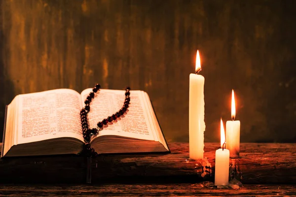 Crucifix Biblique Perles Avec Une Bougie Sur Une Vieille Table — Photo