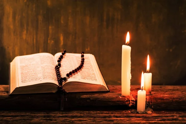 Crucifixo Bíblico Contas Com Uma Vela Uma Mesa Madeira Carvalho — Fotografia de Stock