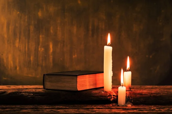 Crucifixo Bíblico Contas Com Uma Vela Uma Mesa Madeira Carvalho — Fotografia de Stock