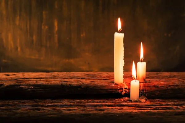 Kerze Auf Einem Alten Eichentisch Schöner Goldener Hintergrund Religionskonzept — Stockfoto