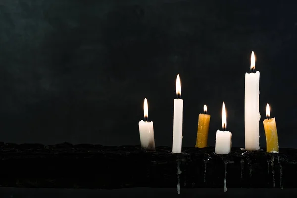 Kaarsen Een Oude Houten Verbrande Tabel Mooie Donkere Achtergrond Religieuze — Stockfoto