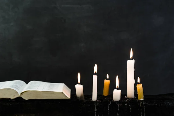 Bibeln Krucifix Och Pärlor Med Ett Ljus Gammal Bränd Träbord — Stockfoto