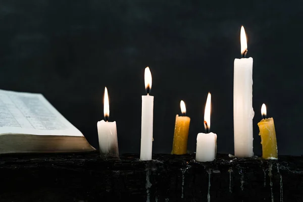 Crucifijo Bíblico Cuentas Con Una Vela Sobre Una Vieja Mesa — Foto de Stock