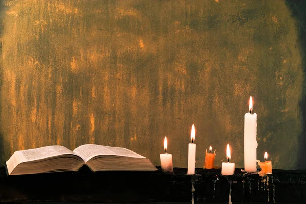 聖書の十字架と古い木の焼けたテーブルにキャンドル ビーズ 美しい背景 宗教概念 — ストック写真