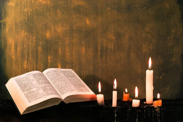Crocifisso Biblico Perline Con Una Candela Vecchio Tavolo Legno Bruciato — Foto Stock