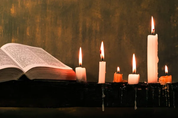 Αγία Γραφή Σταυρό Και Χάντρες Ένα Κερί Ένα Παλιό Ξύλινο — Φωτογραφία Αρχείου