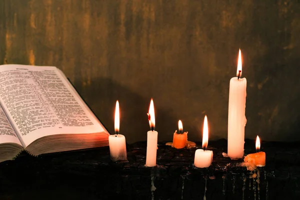 Bibeln Krucifix Och Pärlor Med Ett Ljus Gammal Bränd Träbord — Stockfoto