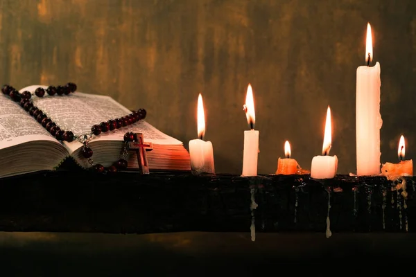 Bibelkruzifix Und Perlen Mit Kerze Auf Einem Alten Holztisch Schönes — Stockfoto