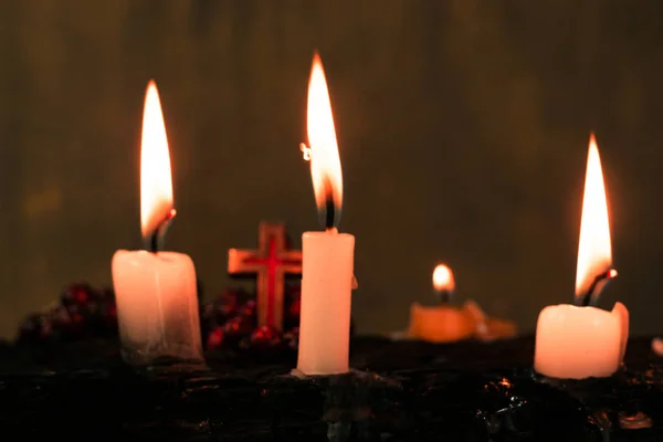 테이블에 촛불입니다 어두운 배경입니다 종교적 — 스톡 사진