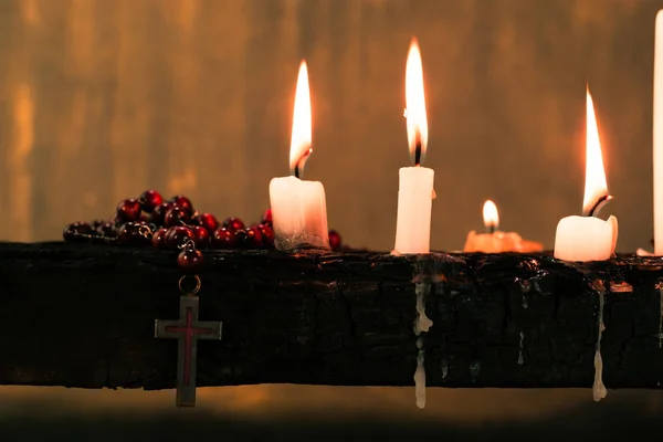 테이블에 촛불입니다 어두운 배경입니다 종교적 — 스톡 사진