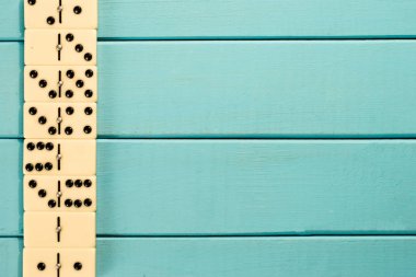 Bir arka plan ile masaya Domino