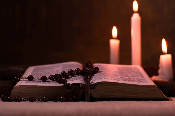 圣经和蜡烛在老橡木桌上 美丽的金色背景 宗教概念 — 图库照片