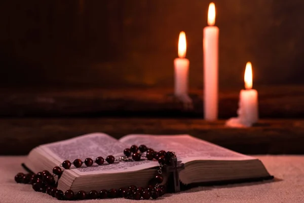 Biblia Vela Sobre Una Vieja Mesa Madera Roble Hermoso Fondo — Foto de Stock