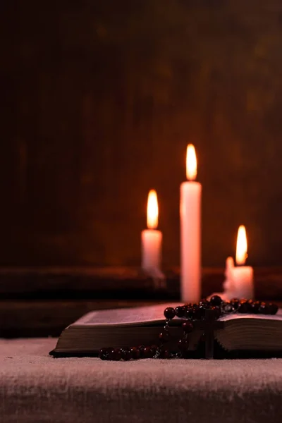 Bibeln Och Ljus Gammal Träbord Vackra Guld Bakgrunden Religion Konceptet — Stockfoto