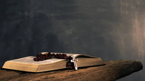 Священное Библейское Распятие Бусы Старом Деревянном Столе Дуба Темный Задний — стоковое фото
