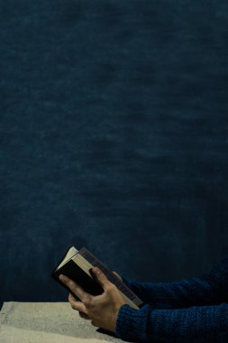 İncil okuma bir masada oturan genç adam