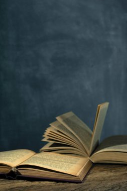 Ahşap bir masa üzerine eski kitap. Güzel arka plan.