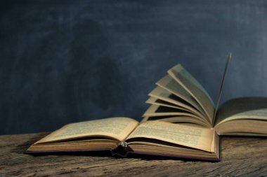 Ahşap bir masa üzerine eski kitap. Güzel arka plan.