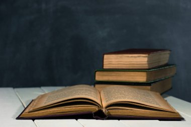 Ahşap bir masa üzerine eski kitap. Güzel arka plan.