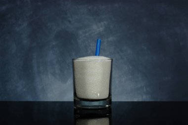 Cam dolu şeker ve limon - sağlıksız beslenme kavramı.