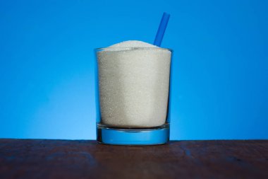 Cam dolu şeker ve limon - sağlıksız beslenme kavramı.