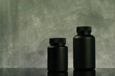 Siyah şişe siyah cam masa hapları için. Güzel arka plan. 