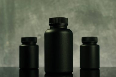 Siyah şişe siyah cam masa hapları için. Güzel arka plan. 