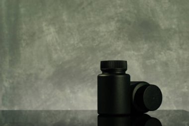 Siyah şişe siyah cam masa hapları için. Güzel arka plan. 