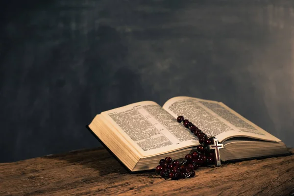 Santa Biblia Crucifijo Cuentas Una Mesa Madera Roble Viejo Hermoso — Foto de Stock