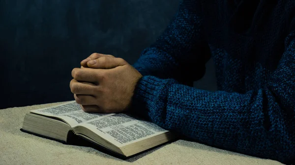 Joven Sentado Una Mesa Leyendo Biblia — Foto de Stock