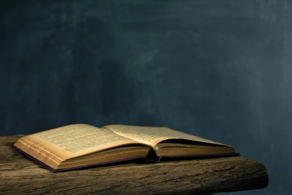 Altes Buch Auf Einem Holztisch Schöner Hintergrund — Stockfoto