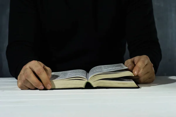 Jonge Man Zitten Aan Een Tafel Die Lezen Heilige Bijbel — Stockfoto