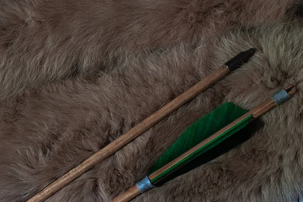 Old Wooden Arrow Fur Beautiful Dark Background Medieval Handmade Weapons — Stock Photo, Image