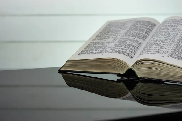 Santa Biblia Una Mesa Cristal Negro Hermoso Fondo Concepto Religión —  Fotos de Stock