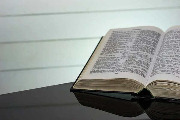 Bíblia Sagrada Uma Mesa Vidro Preto Fundo Bonito Conceito Religião — Fotografia de Stock