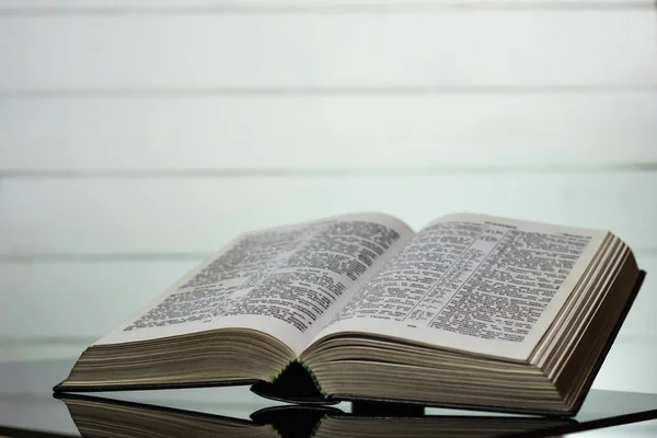 Heilige Bibel Auf Einem Schwarzen Glastisch Schönes Background Religion Concept — Stockfoto