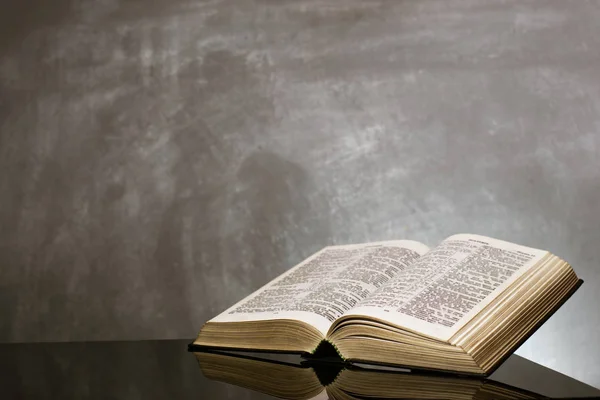 Bíblia Sagrada Uma Mesa Vidro Preto Fundo Bonito Conceito Religião — Fotografia de Stock