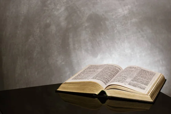 Santa Biblia Una Mesa Cristal Negro Hermoso Fondo Concepto Religión —  Fotos de Stock