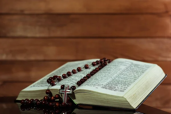 Біблія Розп Яття Чорному Скляному Столі Гарний Фон Концепція Релігії — стокове фото