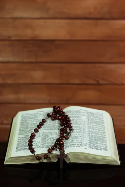 Bibel Und Kruzifix Auf Einem Schwarzen Glastisch Schönes Background Religion — Stockfoto