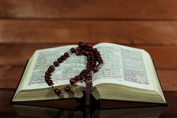 Biblia Crucifijo Una Mesa Cristal Negro Hermoso Fondo Concepto Religión — Foto de Stock