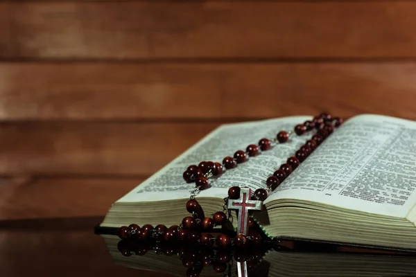Bible Krucifix Černý Skleněný Stůl Krásné Pozadí Pojem Náboženství — Stock fotografie