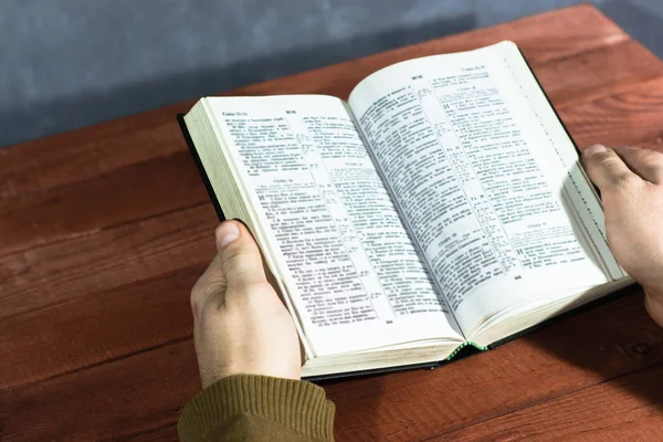 Библия Красном Деревянном Столе Концепция Мбаппе — стоковое фото