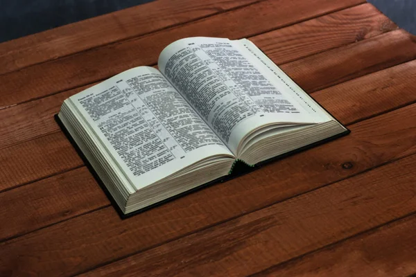 Bíblia Uma Mesa Madeira Vermelha Fundo Bonito Conceito Religião — Fotografia de Stock